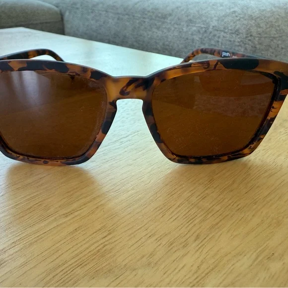 Contemporary Brown Sunglasses with Sleek Design - Picture 2 of 7